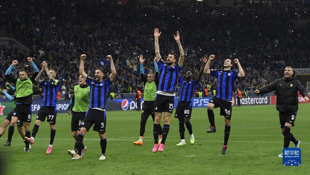 马丁内斯：昨天训练后B费让内维斯主罚任意球；更衣室氛围很好