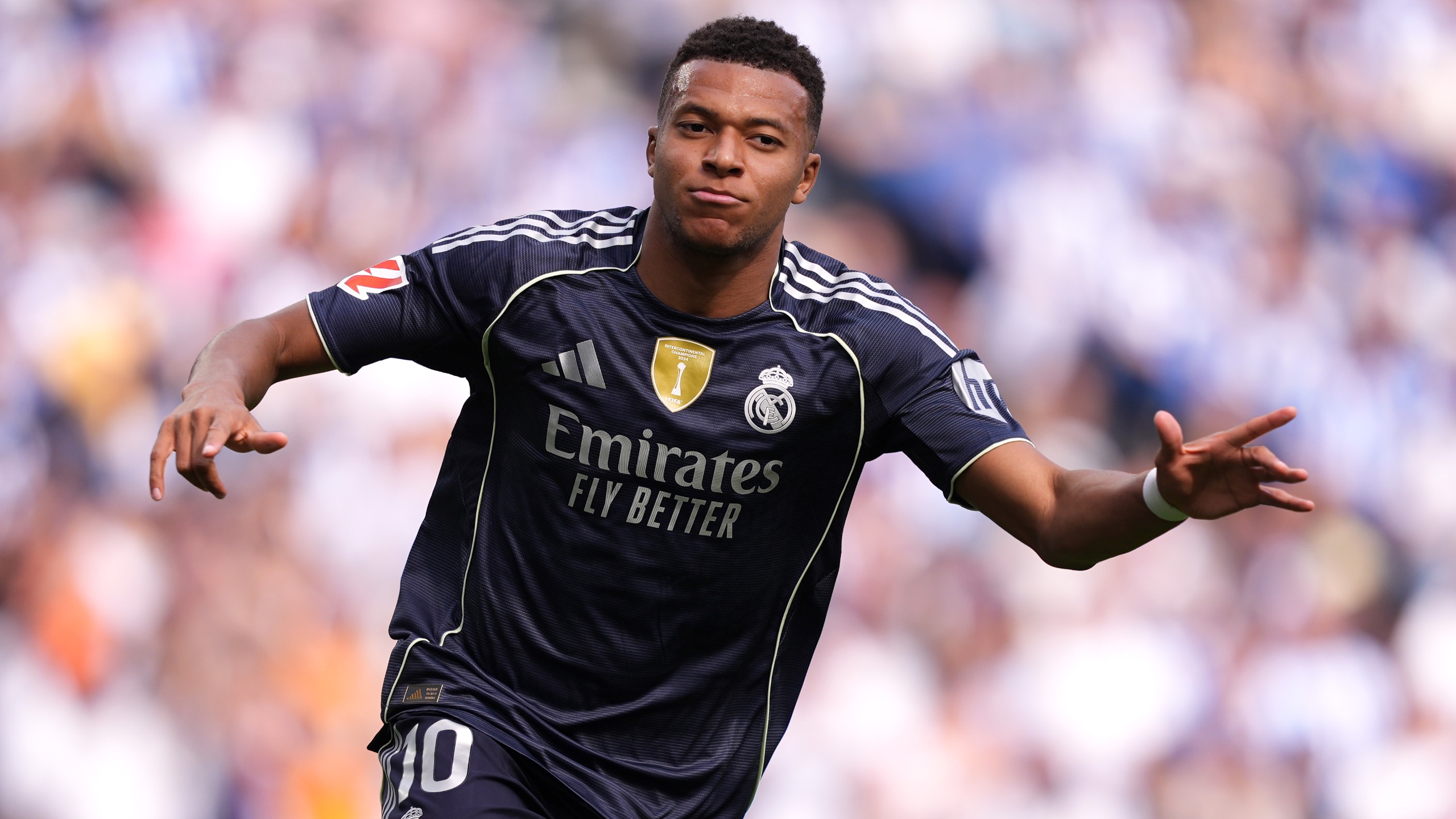 欧冠赛前穆里尼奥与两名昔日弟子重逢，并亲吻了斯内德的光头