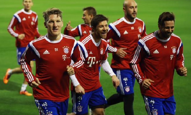 伤愈回归，三笘薰重返球场进行单独训练