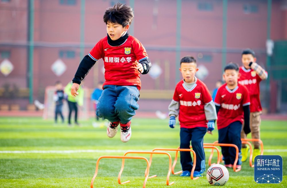 北京时间12月8日00：30，德甲联赛第13轮将上演一场关键对决，排名第三的多特蒙德坐镇主场信号伊杜纳公园球场，迎战状态火热的霍芬海姆。